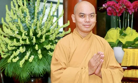 Giữa hai bờ Phật - Mẫu: Người thầy và cánh sen gìn giữ ánh sáng từ tâm