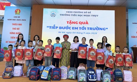 Nghệ nhân Hoàng Xuân Mai trao 30 suất quà cho học sinh khó khăn nhân dịp năm học mới