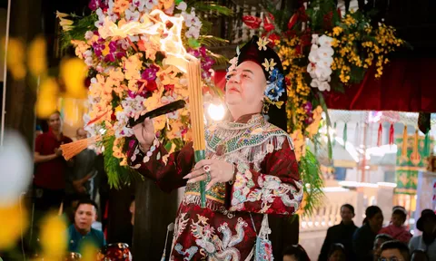 Nghệ nhân dân gian Vũ Anh Tuấn vinh dự hầu khai mạc chương trình nghi lễ chầu văn tại Lạng Sơn