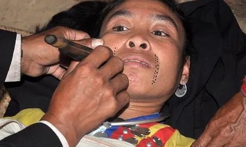 Tục xăm cằm của người Mảng: Dấu ấn trưởng thành trong thế giới quan đang phai mờ