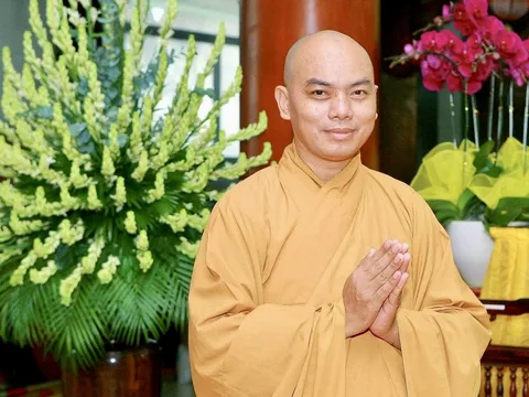 Giữa hai bờ Phật - Mẫu: Người thầy và cánh sen gìn giữ ánh sáng từ tâm