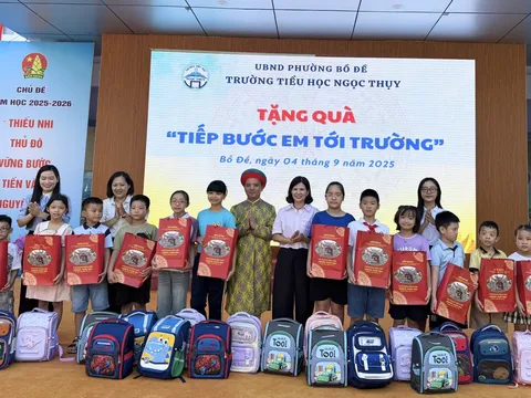 Nghệ nhân Hoàng Xuân Mai trao 30 suất quà cho học sinh khó khăn nhân dịp năm học mới