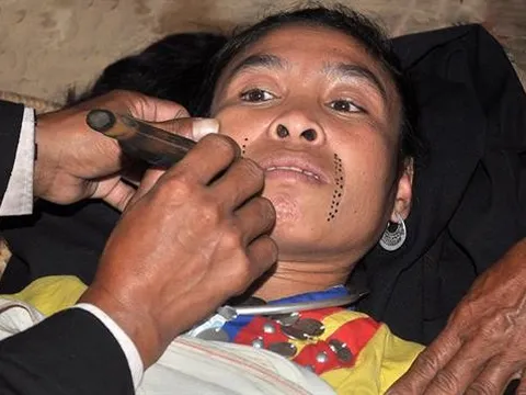 Tục xăm cằm của người Mảng: Dấu ấn trưởng thành trong thế giới quan đang phai mờ